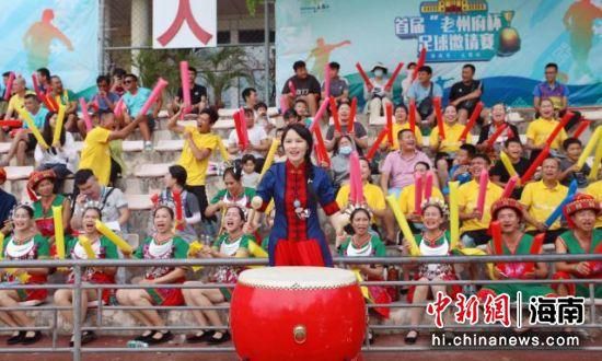 冯远征为妻子梁丹妮庆生献吻 早年婚纱照曝光 2014-10-27 10月26日是冯远征妻子梁丹妮的生日，冯远征26日凌晨更新微博为爱妻庆生：“七彩的舞台。
