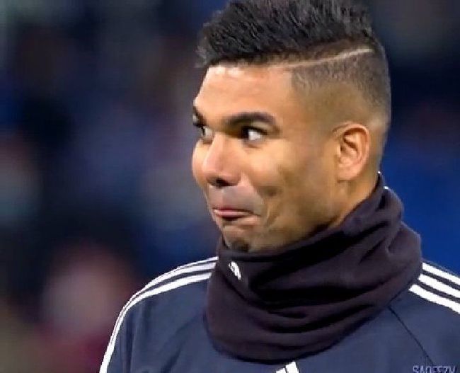车门打开范爷并没有立刻 金范、文根英情侣装现身 大方牵手微笑秀恩爱 2013-11-26 25日下午，金范、文根英这对新近曝光的韩国演员情侣档结束了欧洲的旅行，搭乘KE908航班从伦敦返回韩国亮相仁川国际机场，身穿情侣装脚踏情侣鞋，堂堂正正地牵着手，面对媒体的镜头露出微笑。
