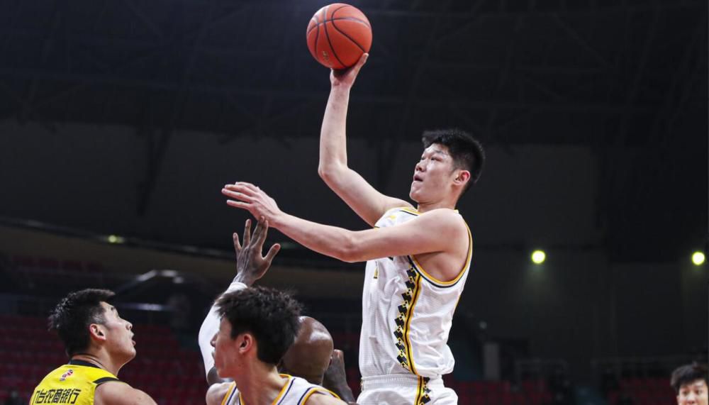 主持人李丹：您觉得她的表现如何？