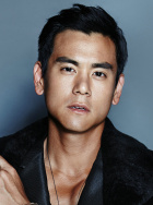 由朱一龙、倪妮、文咏珊主演的电影《消失的她》领跑，《我爱你！